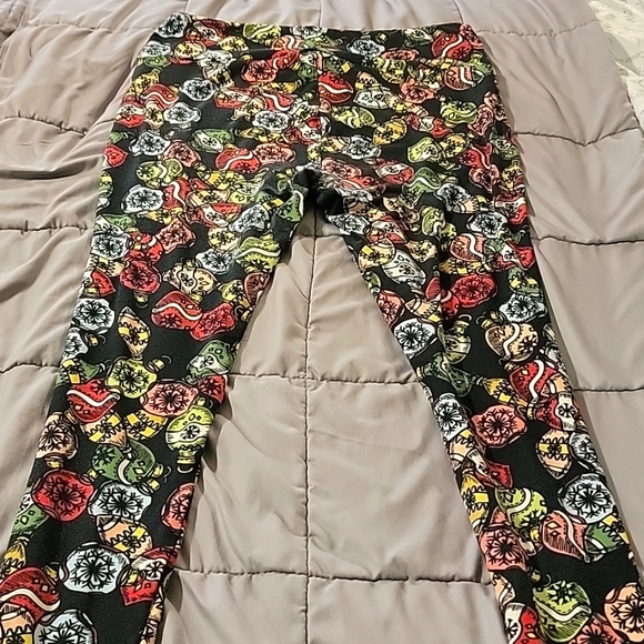 LulaRoe 2 Pair leggings tall and curvy, snowflakes & ornaments. - Picture 9 of 10